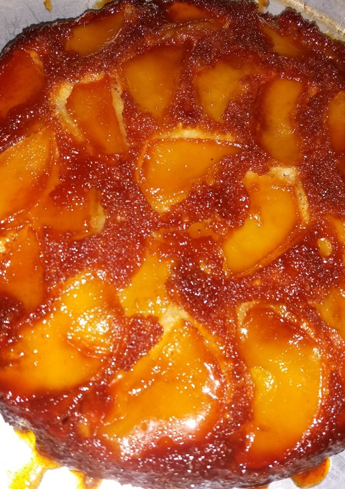 Una foto de Torta invertida de manzana con mucho caramelo