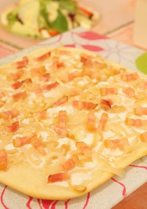 A picture of Alsatian Pizza.