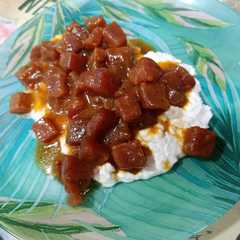 Una foto de Atún marinado y burrata