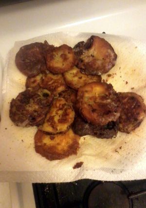 A picture of simple fried green tomatoes.