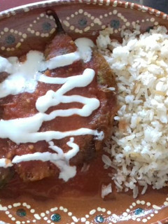 Una foto de Chiles rellenos de queso con caldillo de jitomate