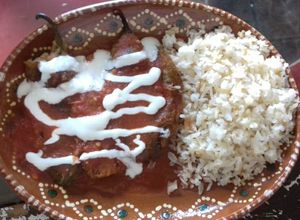 Una foto de Chiles rellenos de queso con caldillo de jitomate