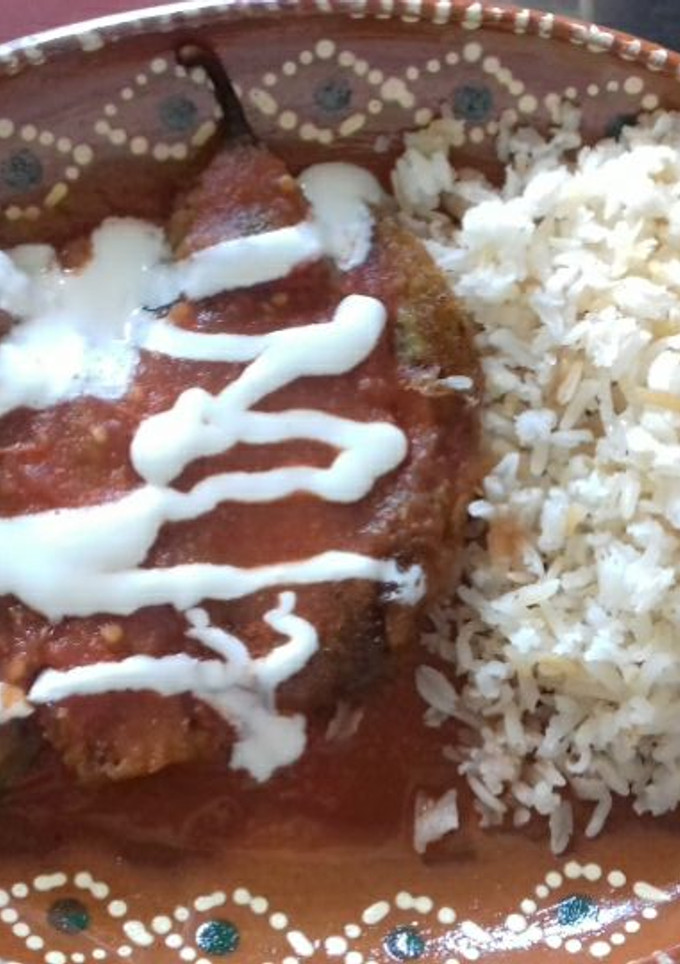 Una foto de Chiles rellenos de queso con caldillo de jitomate