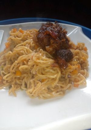 A picture of Indomie and chicken.