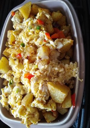 Una foto de Papas con huevo, verdeo y queso sin fritura