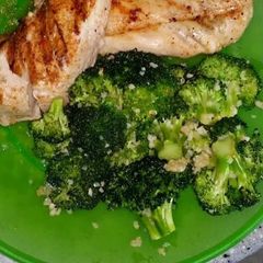 A picture of Broccoli with garlic and lemon.