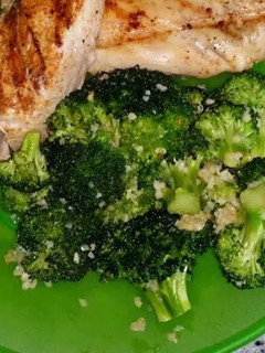 A picture of Broccoli with garlic and lemon.
