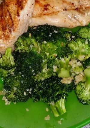 A picture of Broccoli with garlic and lemon.