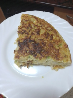 Una foto de Tortilla de papas con cebolla y calabacín rallado