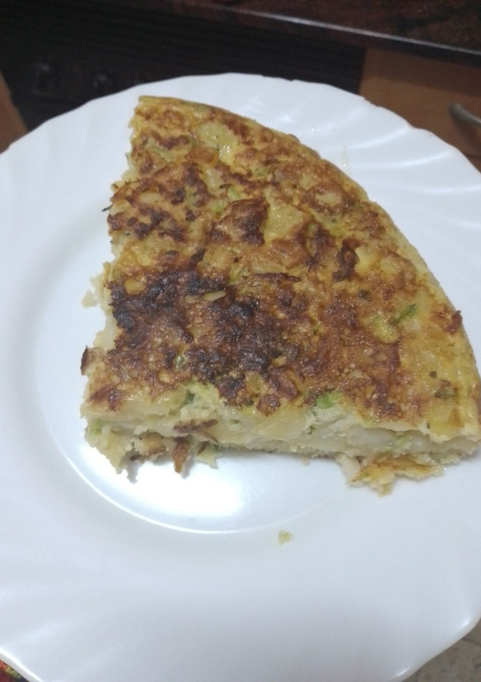 Una foto de Tortilla de papas con cebolla y calabacín rallado