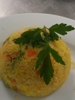 Una foto de Cous cous con verduritas al gusto de azafrán🥕🥒🍅🍷😋