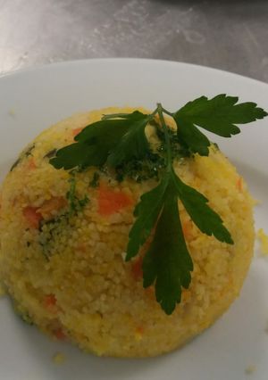 Una foto de Cous cous con verduritas al gusto de azafrán🥕🥒🍅🍷😋