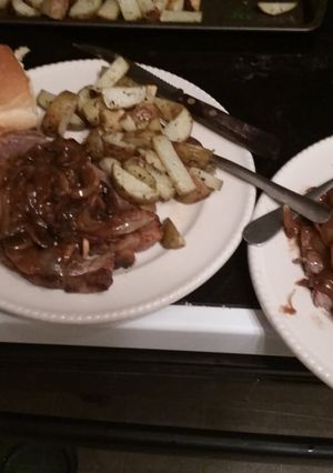 A picture of Onion and mushroom gravy.