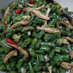 A picture of Oseng kacang panjang teri asin.