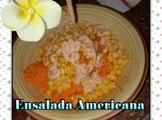 Una foto de ensalada con salsa golf