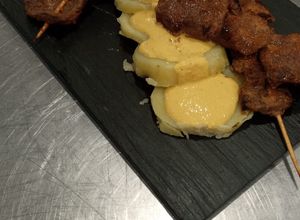 Una foto de Anticucho con papa a la huacaina🥔🍢