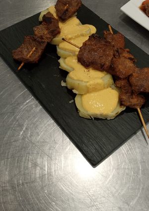 Una foto de Anticucho con papa a la huacaina🥔🍢