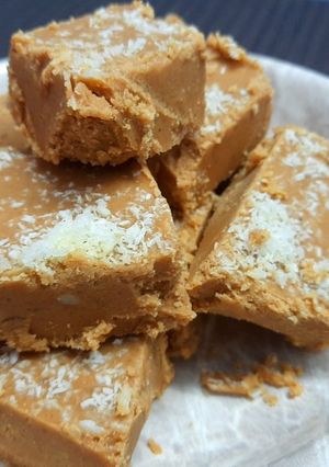 बेसन की बर्फी (Besan ki barfi recipe in hindi) रेसिपी मुख्य फोटो
