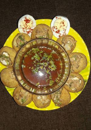 A picture of Egg Chaat Panipuri.