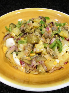 Una foto de Ensalada de berberechos, huevos, pepinillos encurtidos y patatas