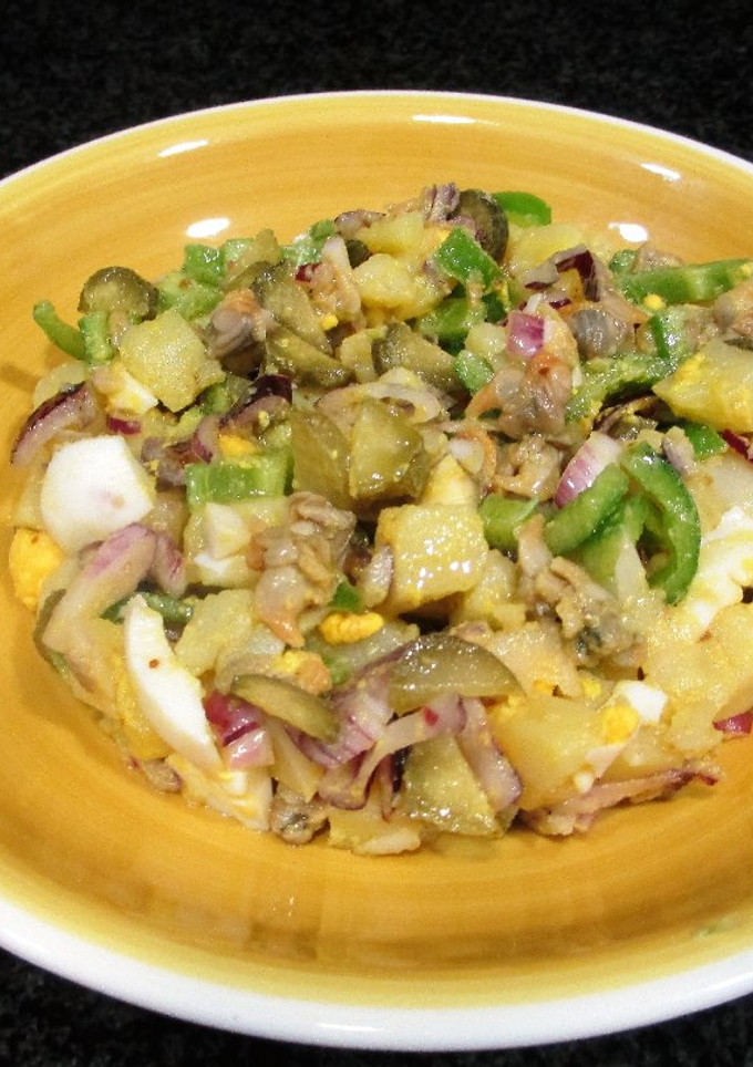 Una foto de Ensalada de berberechos, huevos, pepinillos encurtidos y patatas