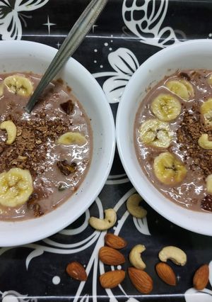A picture of Dark Chocolate Almond Pumpkin and Chia Seeds Oats with Banana.