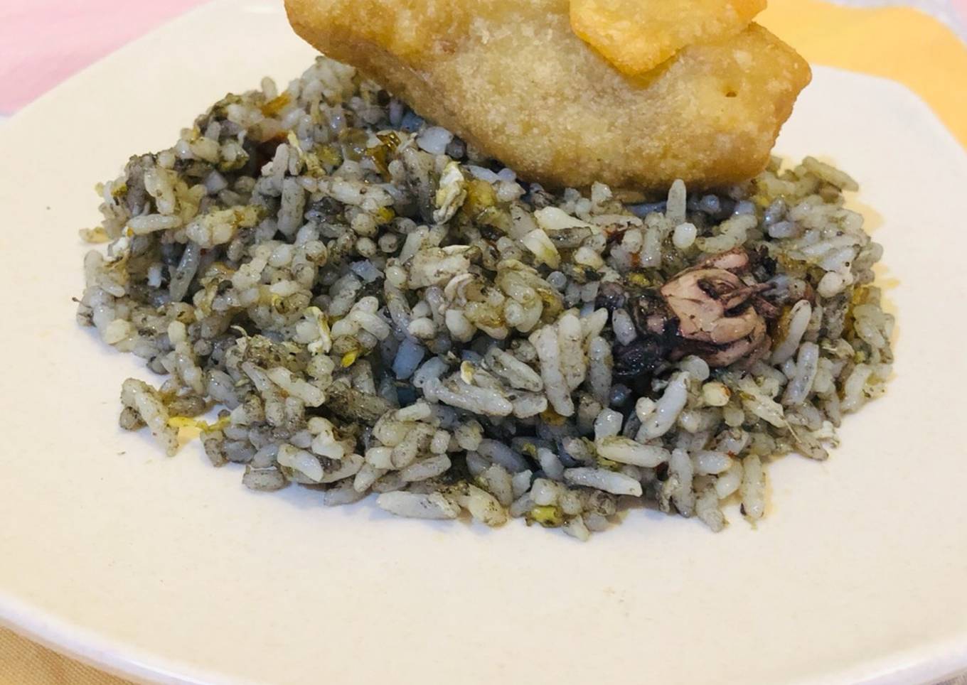Nasi goreng dengan cumi hitam