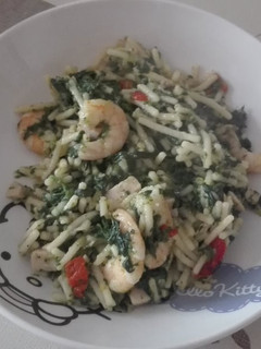 Una foto de Fideos con espinacas y gambas