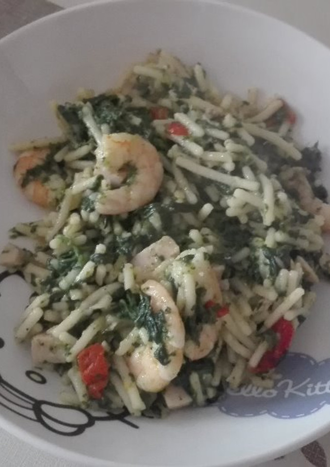 Una foto de Fideos con espinacas y gambas
