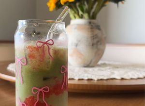 Una foto de Strawberry Matcha Latte “Matcha de Frutillas”