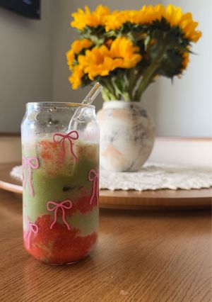 Una foto de Strawberry Matcha Latte “Matcha de Frutillas”