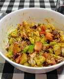 Ensalada de patata con aguacate, tomate y sardinas