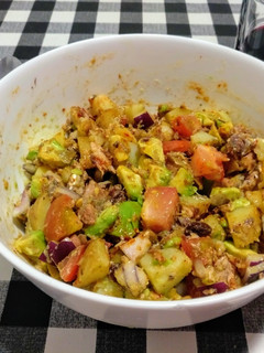 Una foto de Ensalada de patata con aguacate, tomate y sardinas