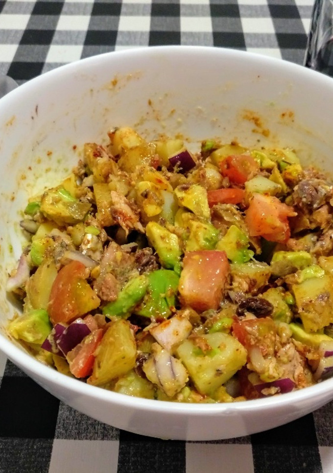 Una foto de Ensalada de patata con aguacate, tomate y sardinas