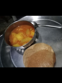 पूरी(poori recipe in hindi) रेसिपी मुख्य फोटो