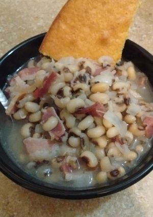 A picture of Quick & Easy Black Eyed Peas and Cornbread.