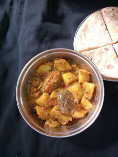 રીંગણ બટાકા નું શાક (Ringan Bataka Shak Recipe In Gujarati) રેસીપી મુખ્ય ફોટો