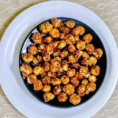 A picture of Masala Gurh Makhana /Foxnut.