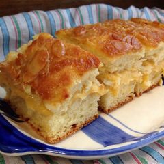 A picture of Bienenstich Cake with Homemade Vanilla Creme.