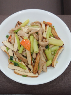 芹菜管松阪豬炒豆乾 的食譜成品照片