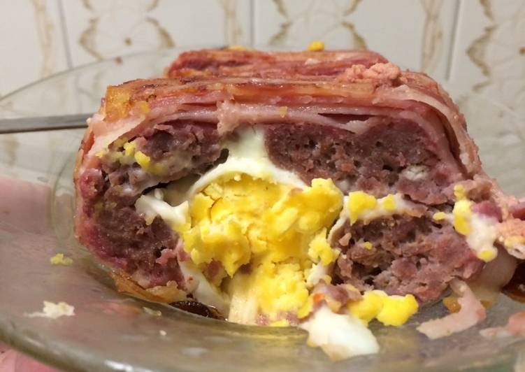Pastel de carne, bacon, huevo y queso