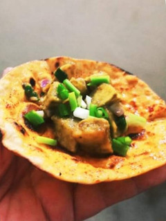 रोटी कटोरी में आलू चाट(roti katori me aloo chaat recipe in hindi) रेसिपी मुख्य फोटो