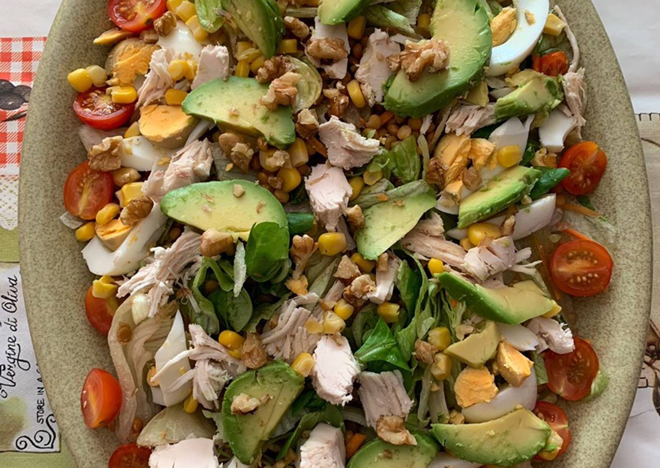 Ensalada con restos de pollo asado y lentejas