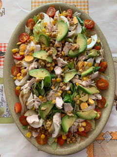 Una foto de Ensalada con restos de pollo asado y lentejas