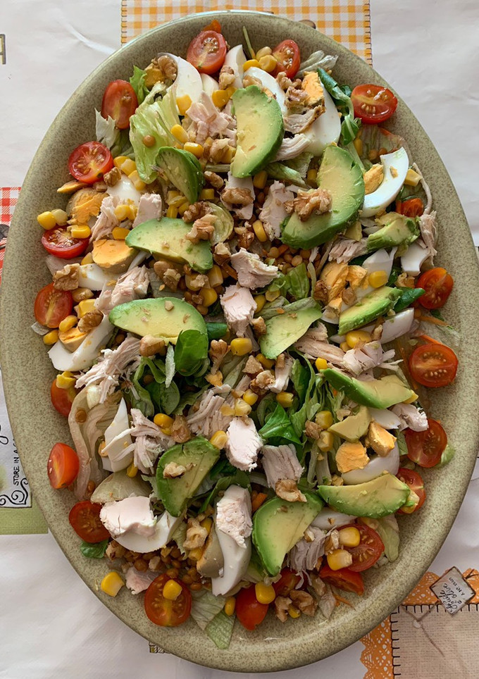 Una foto de Ensalada con restos de pollo asado y lentejas