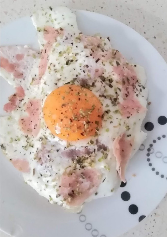 Una foto de Huevo con jamón dulce
