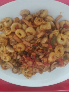 Una foto de Tortellinis de Carne con pollo, Pimientos y Champiñones