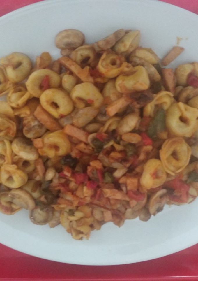 Una foto de Tortellinis de Carne con pollo, Pimientos y Champiñones