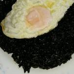 Arroz negro con huevo frito