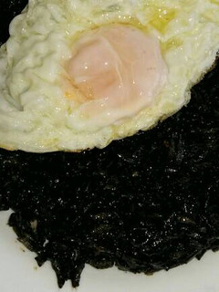 Una foto de Arroz negro con huevo frito